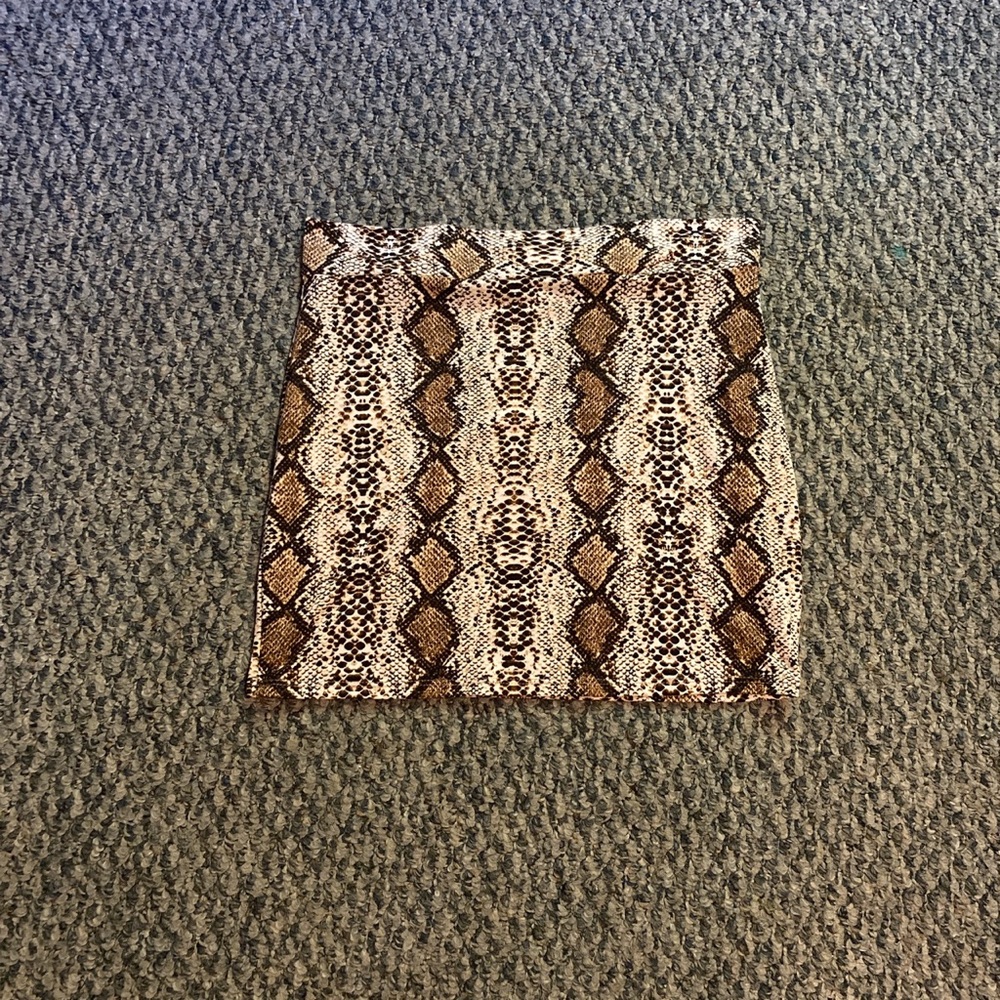 Cute snake print mini skirt.